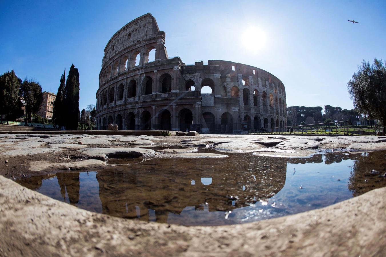 Roma. Imagen del Coliseo de Roma, desierto de turistas y de ciudadanos en una estampa sin precedentes