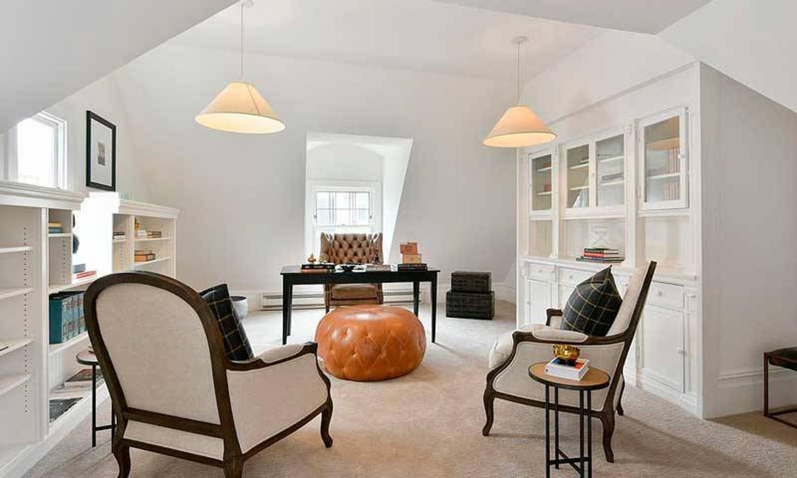 Así es la nueva casa de Julia Roberts en San Franciso. En la buhardilla de la casa hay un despacho bastante amplio, con techos alto y muy luminoso. Dispone de estanterías hechas a medida, para encajar la inclinación del techo y muebles de estilo clásico.