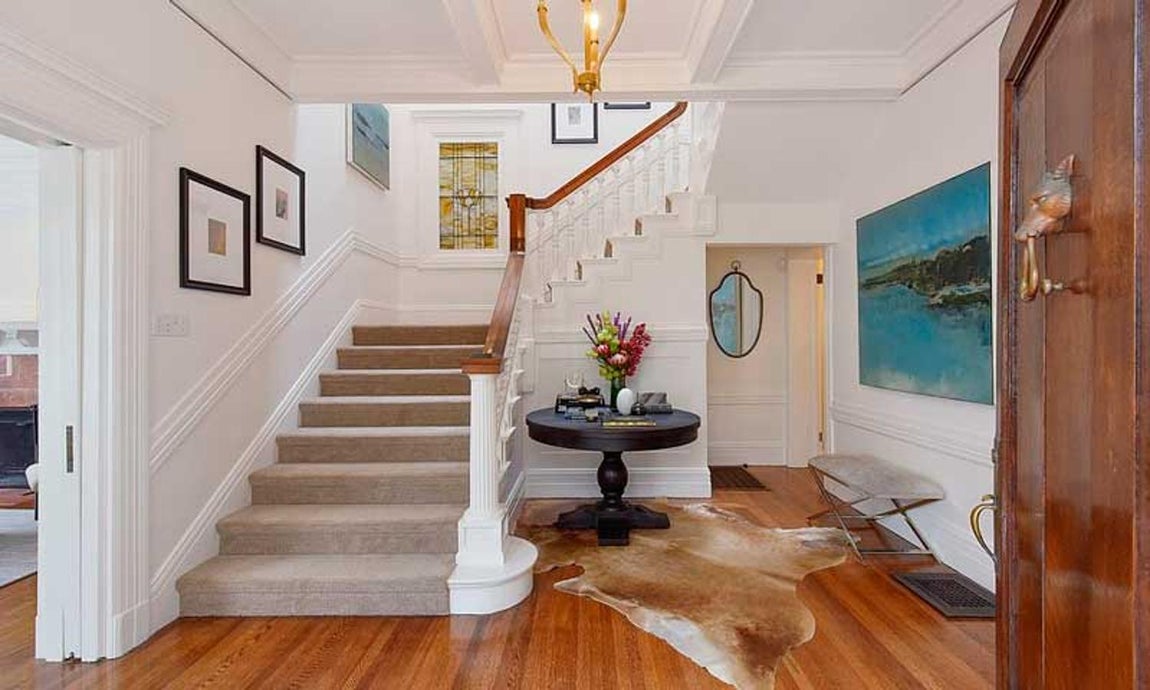 Así es la nueva casa de Julia Roberts en San Franciso. El exterior de la casa presenta una madera cuidada y techos de tejas y pizarras. Dispone de varios balcones con vistas al Golden Gate y a la bahía de San Francisco, así como de un patio escalonado en la parte trasera con jardín y zona de comedor.