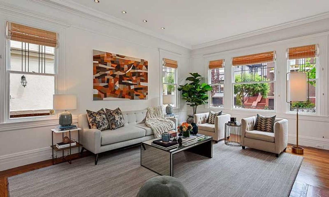 Así es la nueva casa de Julia Roberts en San Franciso. Su ubicación, además de ofrecerle unas maravillosas vistas -está situada en lo alto de una colina-, le ofrece un espacio verde para disfrutar del aire puro y otras muchas actividades. El parque Presidio, que está bastante cerca, ofrece acceso a los campos y canchas de tenis, rutas de senderismo y golf.