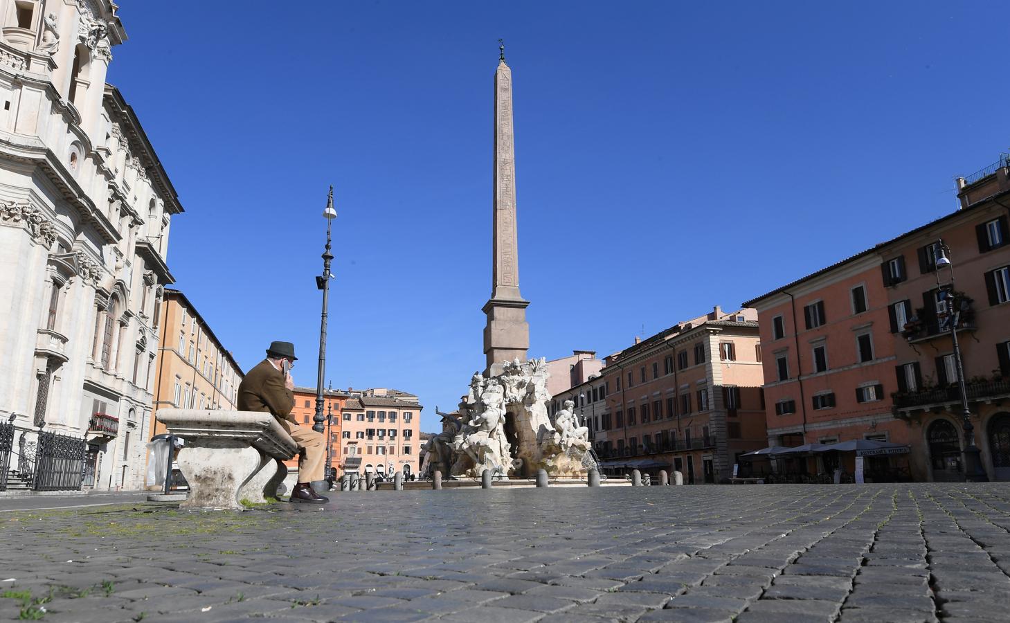 La Plaza Navona con una única persona descansando en un banco esta mañana