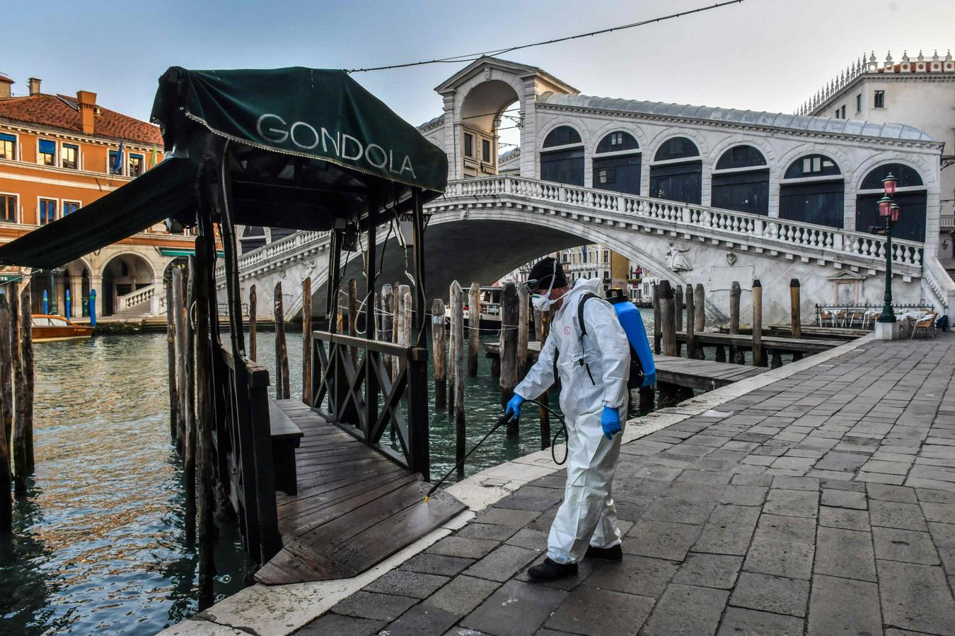 Venecia. Un operario desinfecta la zona del  famoso Puente de Rialto