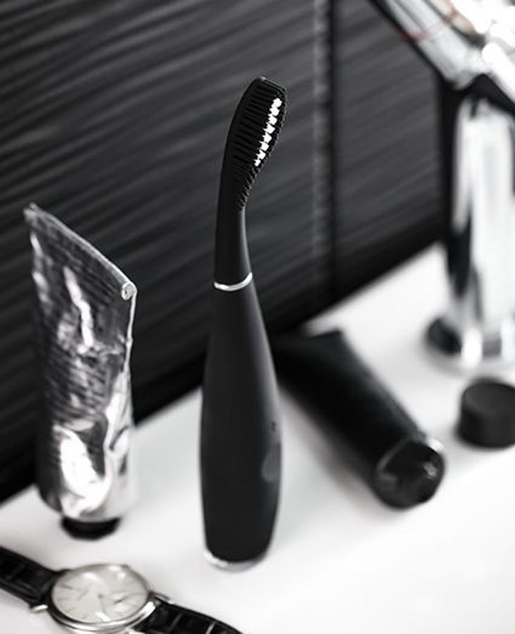 ISSA 2. El innovador ISSA 2, el cepillo de dientes eléctrico de diseño, perfecto para los amantes de los gadgets. ISSA 2 combina un diseño elegante e impermeable con una tecnología de ondas sónicas T-Sonic™ mejorada y un cabezal de cepillo combinado. Al mezclar el polímero PBT duradero y la silicona ultra suave en un cepillo de dientes de última generación y con una batería que dura 365 días, ISSA 2 hará que tu padre sonría sin parar.. (Precio: 169€)