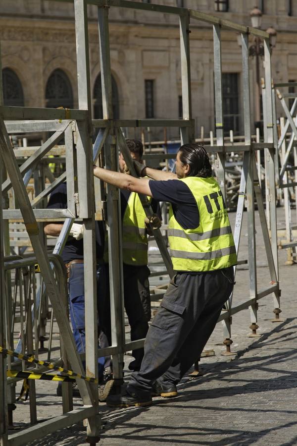 El montaje de los palcos de Semana Santa continúa pese a la amenaza del coronavirus