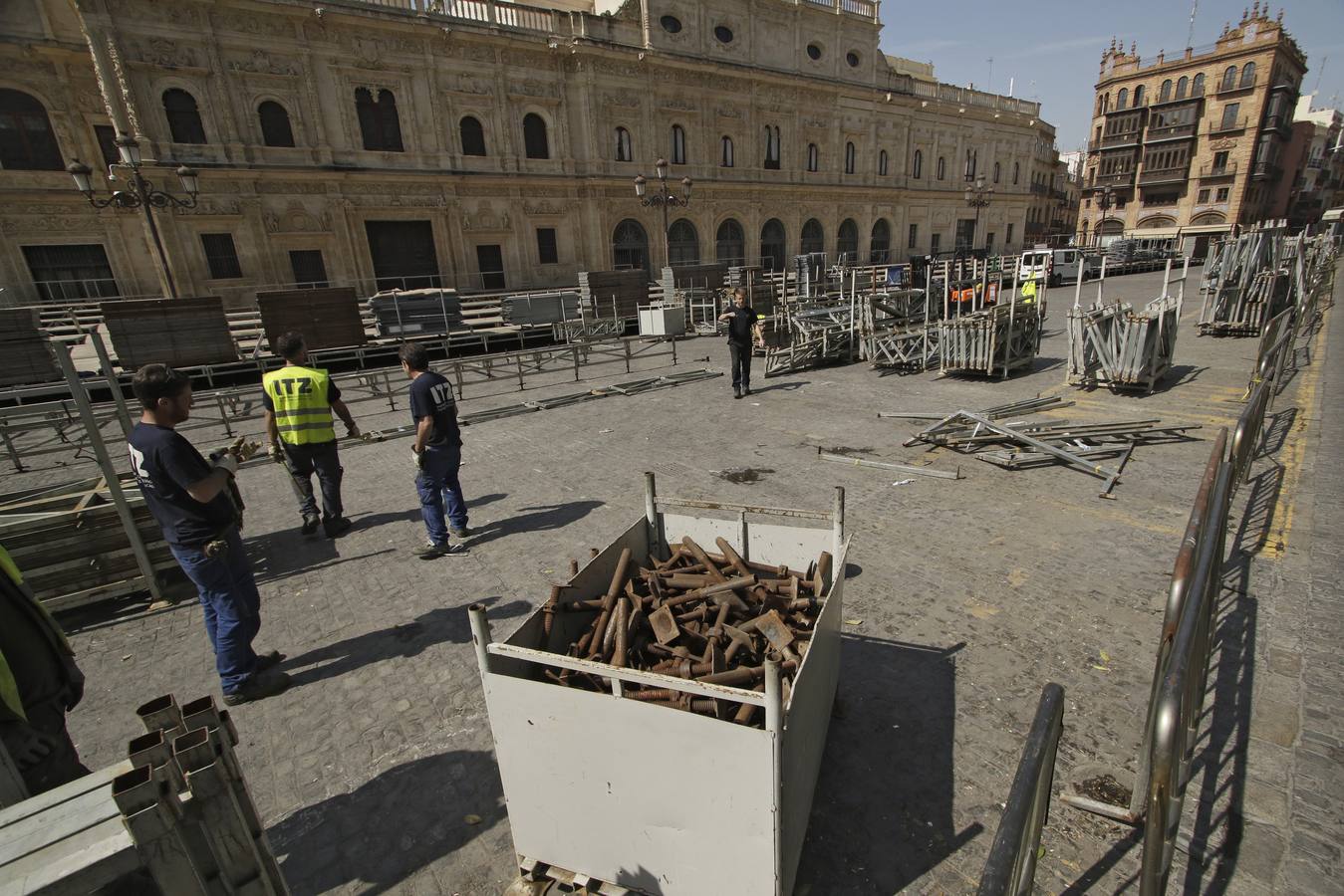 El montaje de los palcos de Semana Santa continúa pese a la amenaza del coronavirus