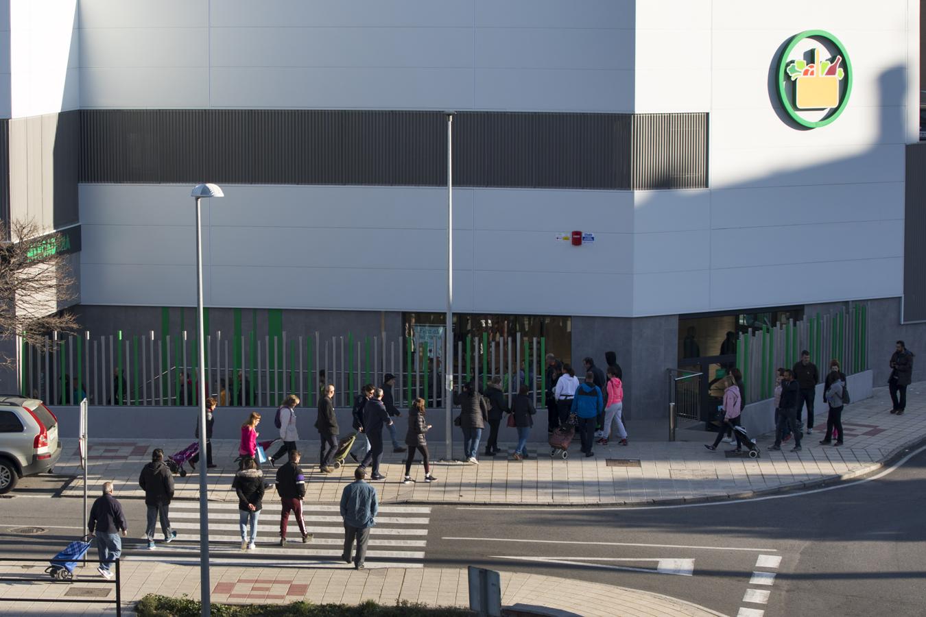 Colas a las puertas de un supermercado abulense este sábado