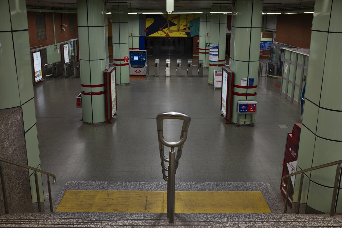 El acceso a otra estación del suburbano, también sin pasajeros. 