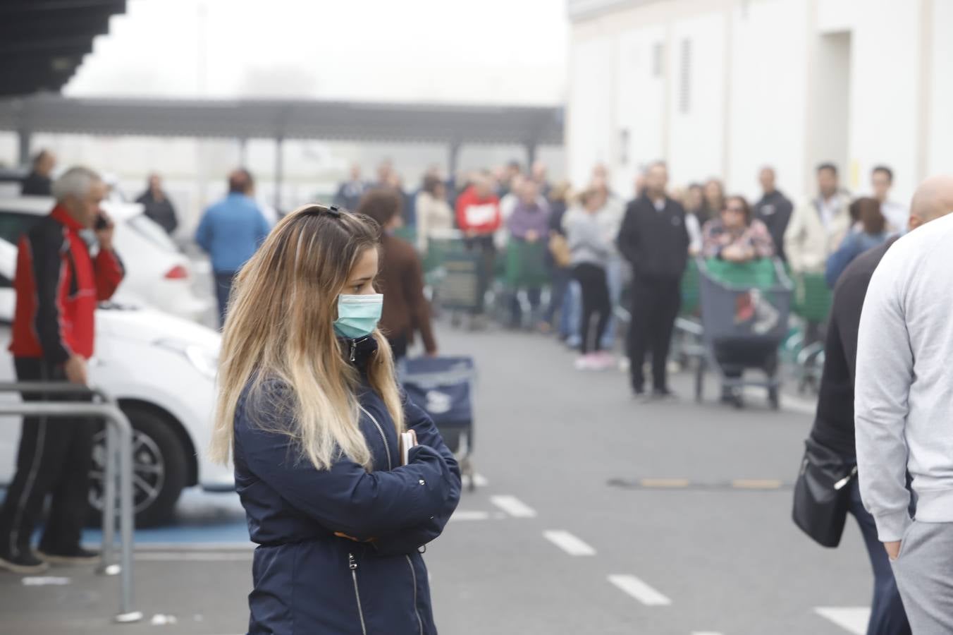 Coronavirus | Las largas colas en el supermercado en Córdoba, en imágenes