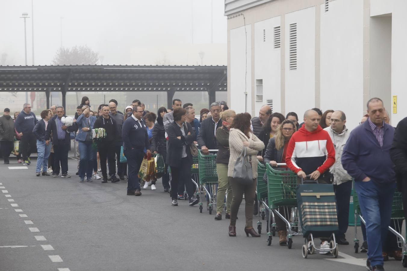 Coronavirus | Las largas colas en el supermercado en Córdoba, en imágenes