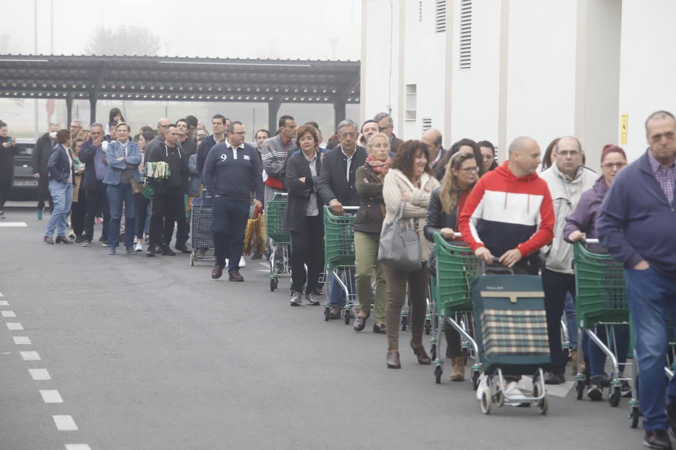 Coronavirus | Las largas colas en el supermercado en Córdoba, en imágenes