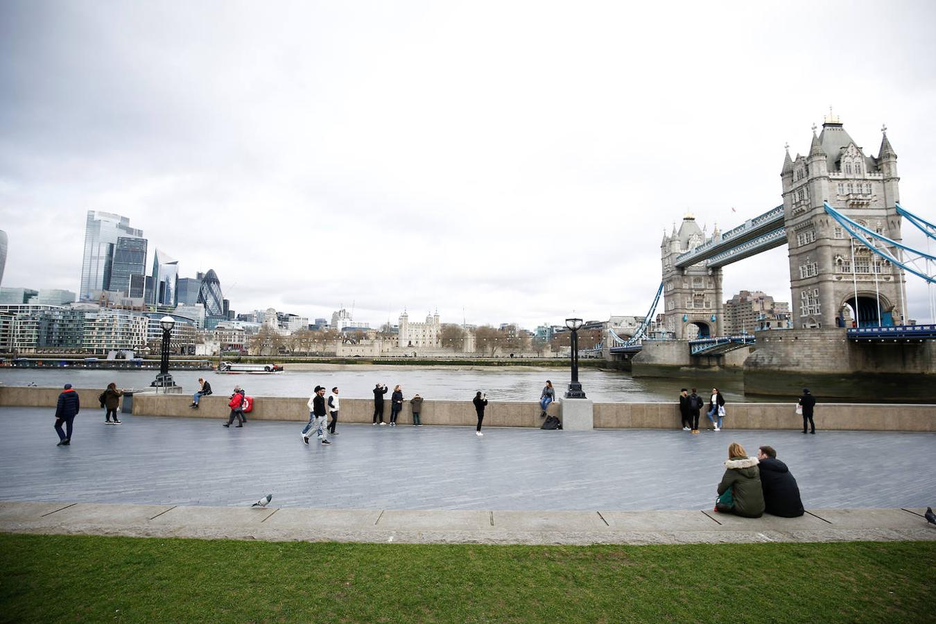 En Londres, el London Bridge luce sin turistas deseando llevarse una fotografía de uno de los puntos más buscados de la capital. 