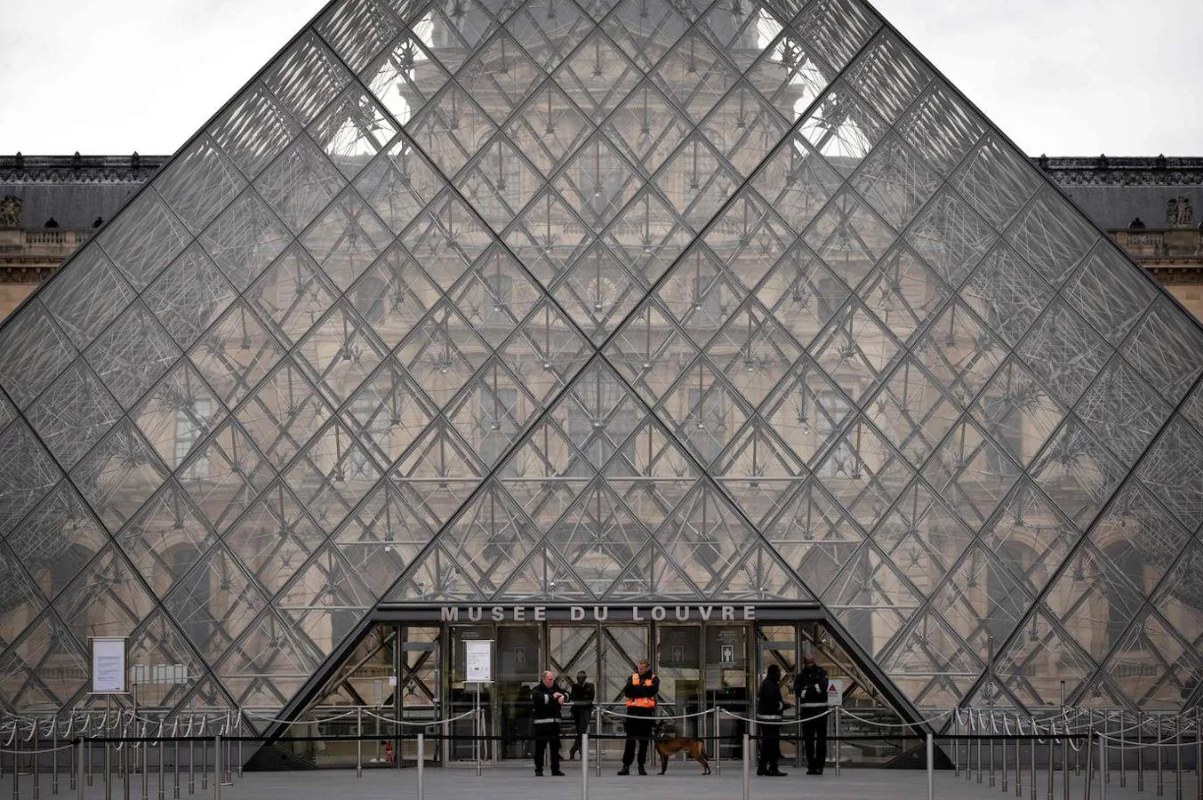 Las colas a las puertas del Museo del Louvre en París han desaparecido. 