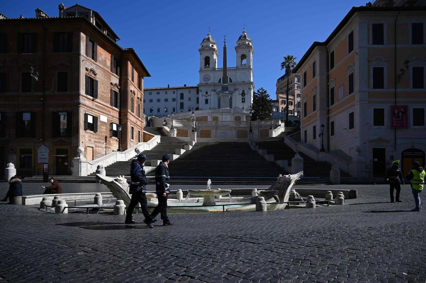 En Roma, las míticas escaleras de la Plaza de España, donde se celebran incluso desfiles de moda, no hay más que efectivos policiales. 