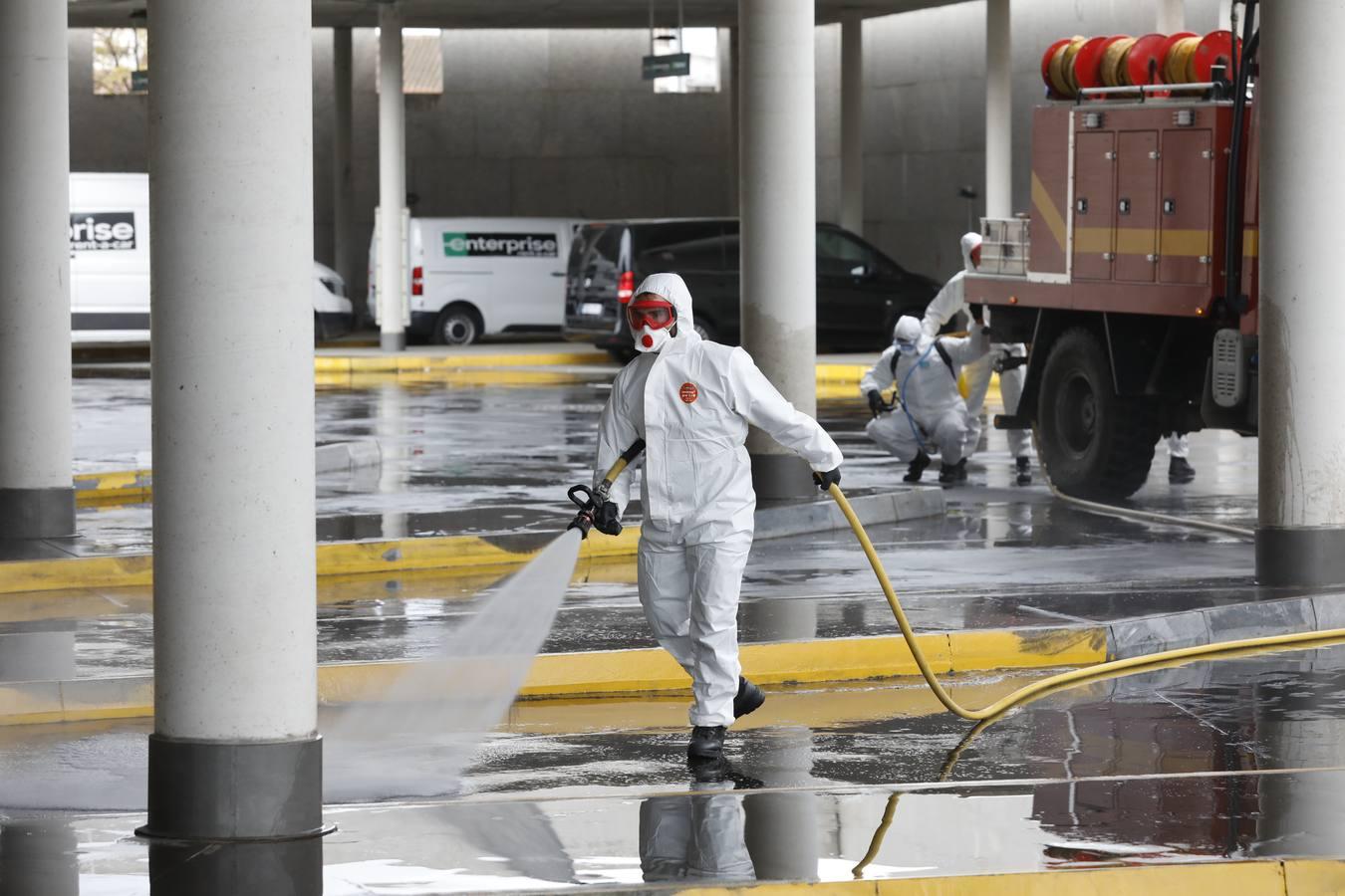 En imágenes, la UME inicia en Córdoba la desinfección contra el coronavirus