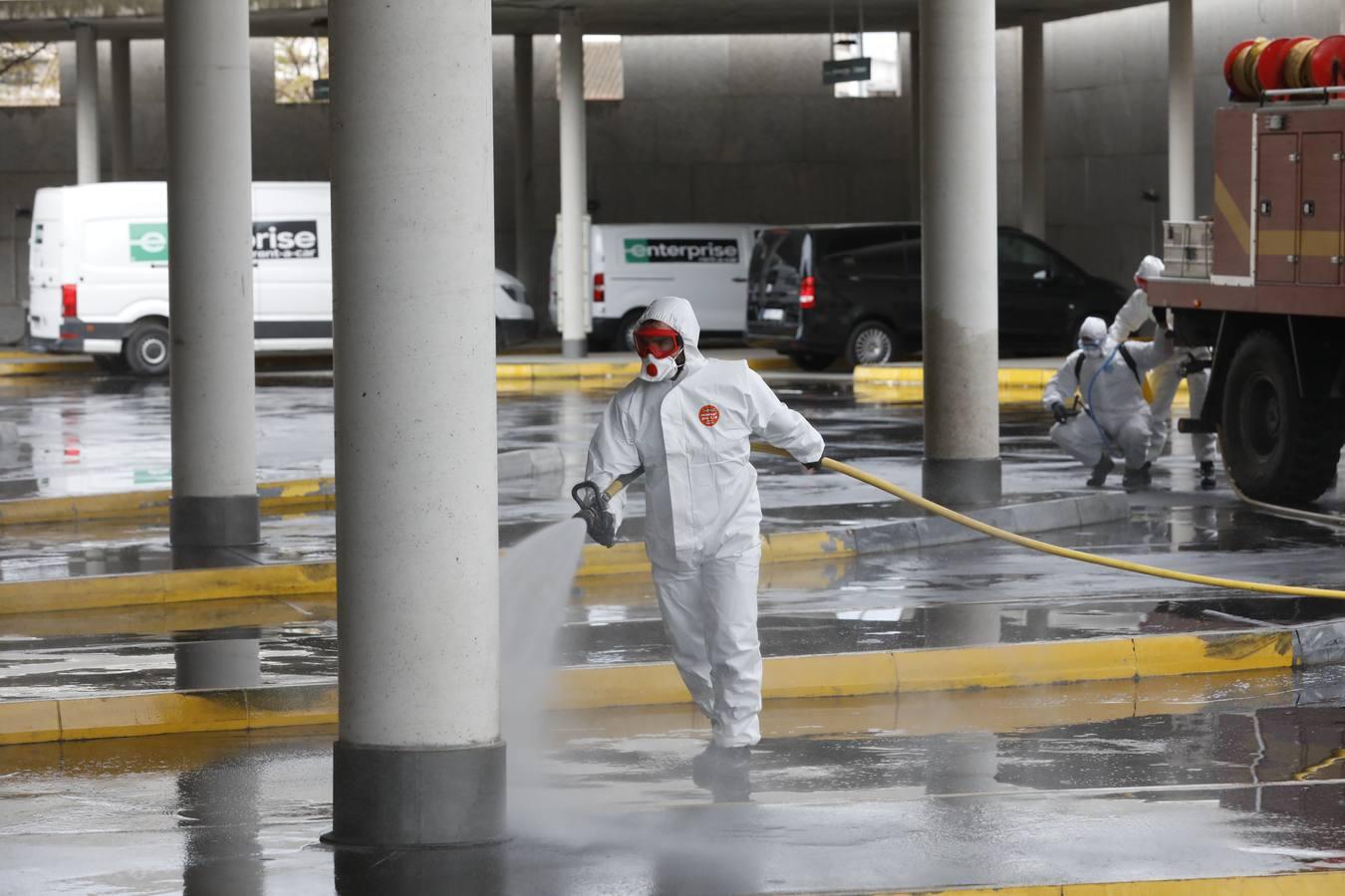 En imágenes, la UME inicia en Córdoba la desinfección contra el coronavirus