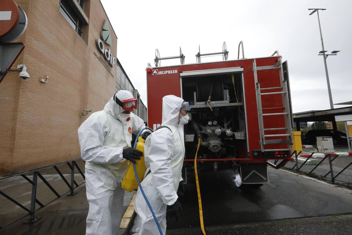 En imágenes, la UME inicia en Córdoba la desinfección contra el coronavirus