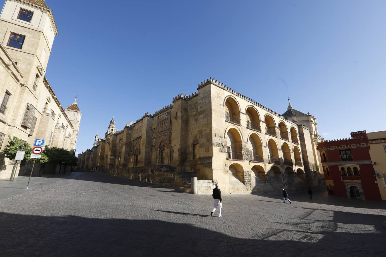 El primer día laborable en Córdoba por el estado de alarma, en imágenes