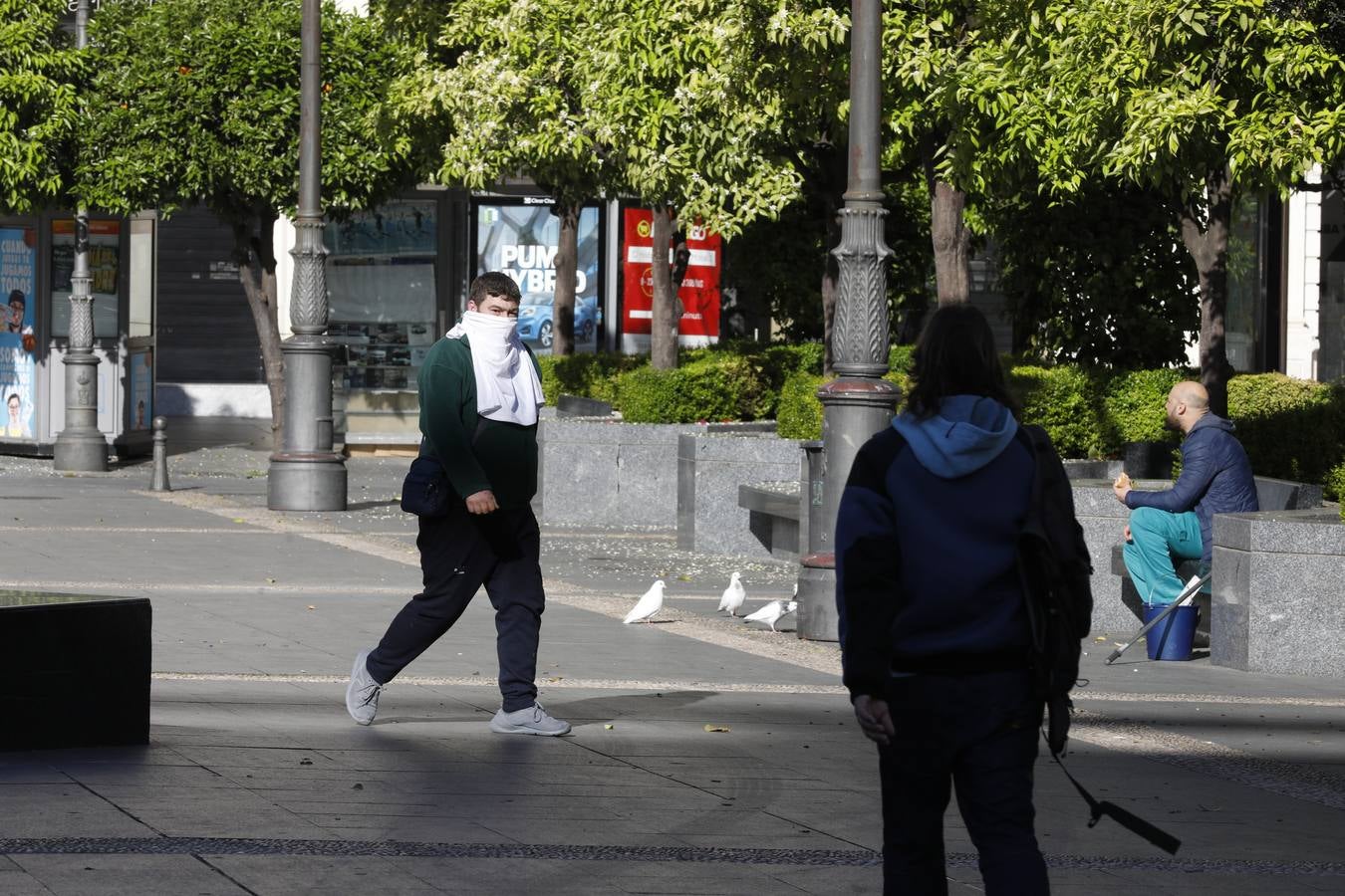 El primer día laborable en Córdoba por el estado de alarma, en imágenes