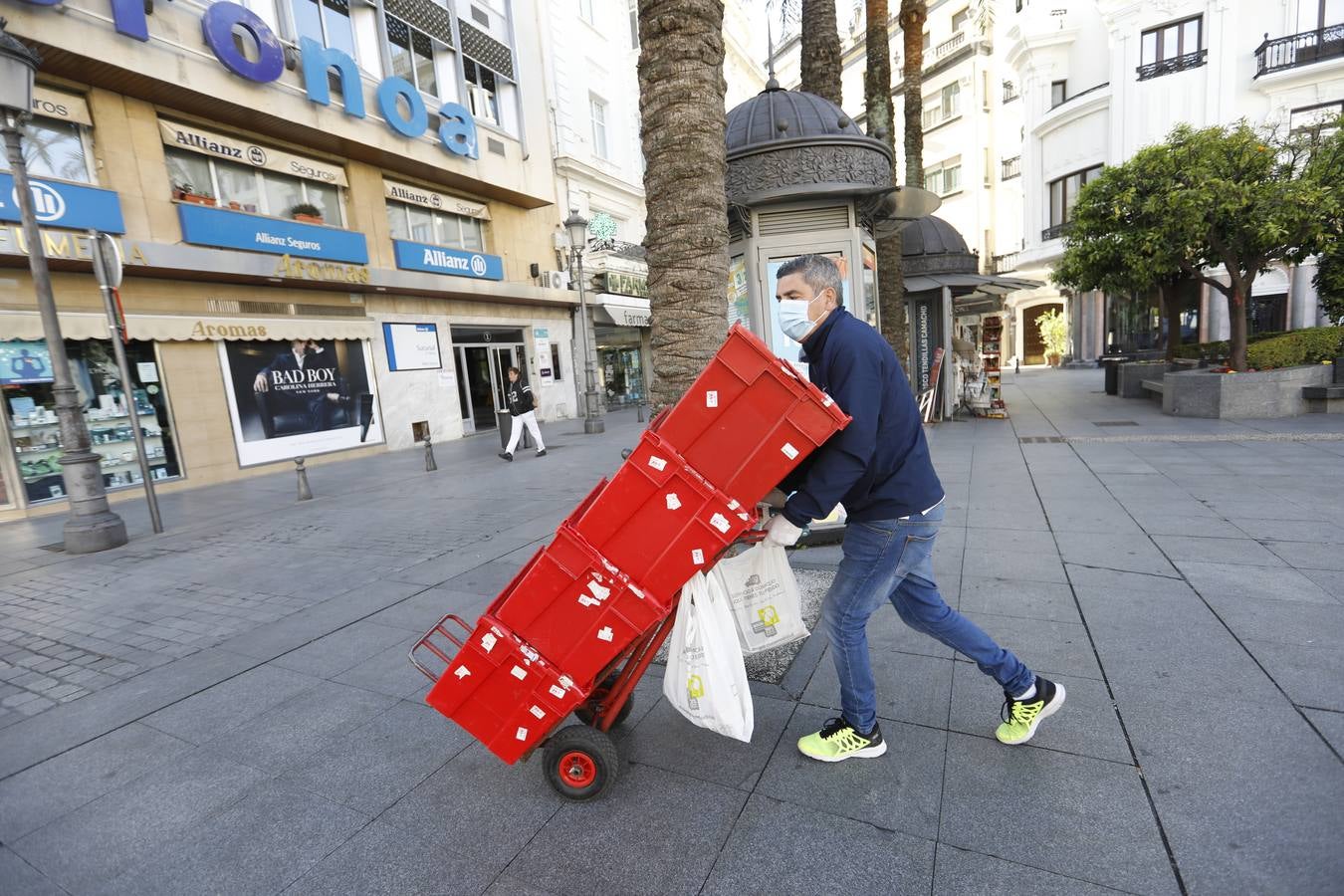 El primer día laborable en Córdoba por el estado de alarma, en imágenes