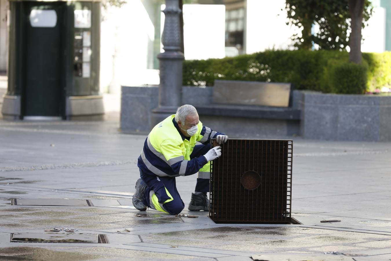 El primer día laborable en Córdoba por el estado de alarma, en imágenes