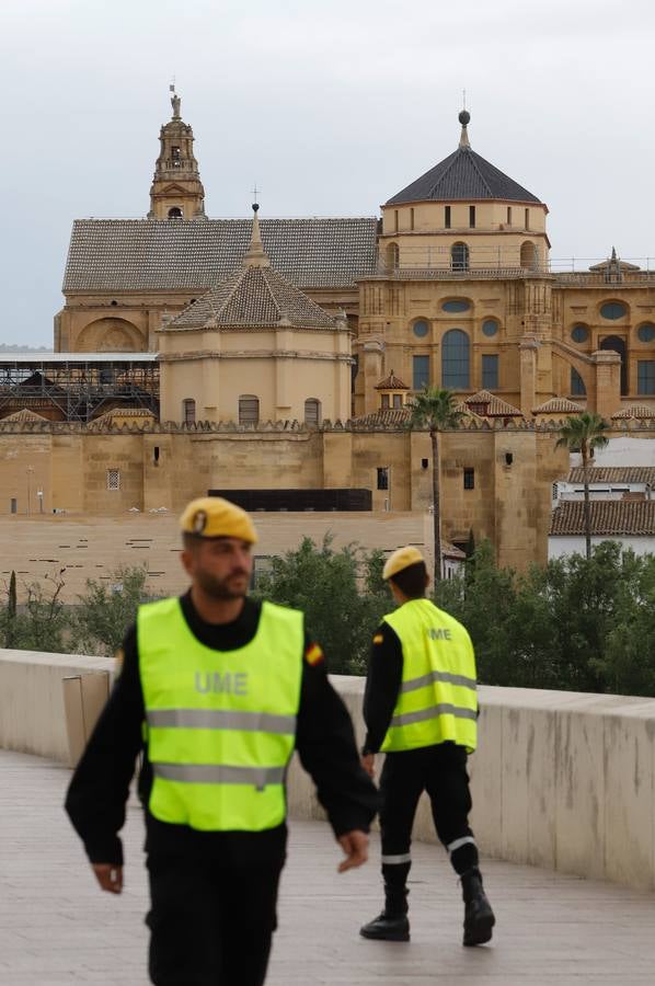 El despliegue de la UME en las arterias y monumentos de Córdoba, en imágenes