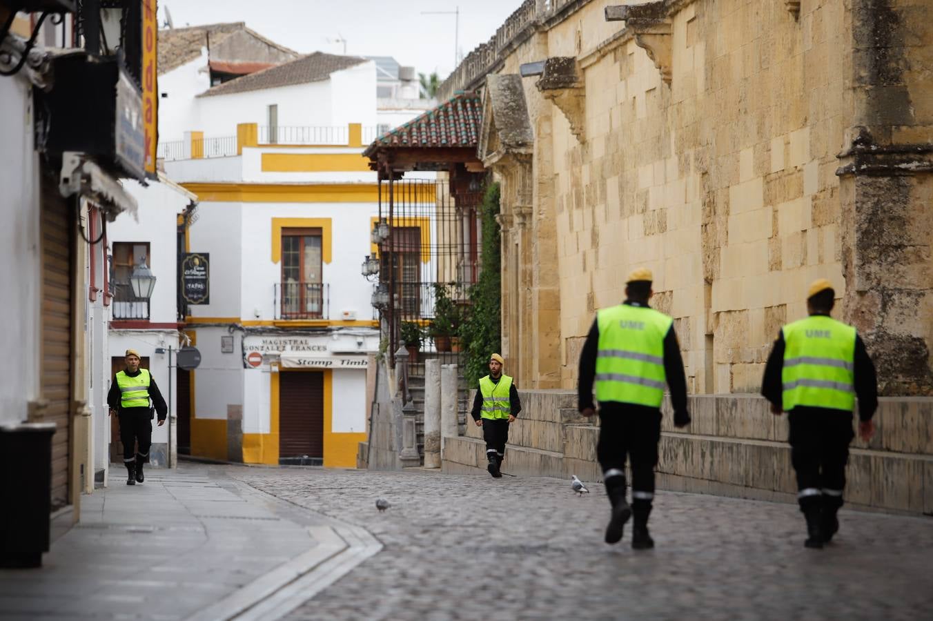 El despliegue de la UME en las arterias y monumentos de Córdoba, en imágenes