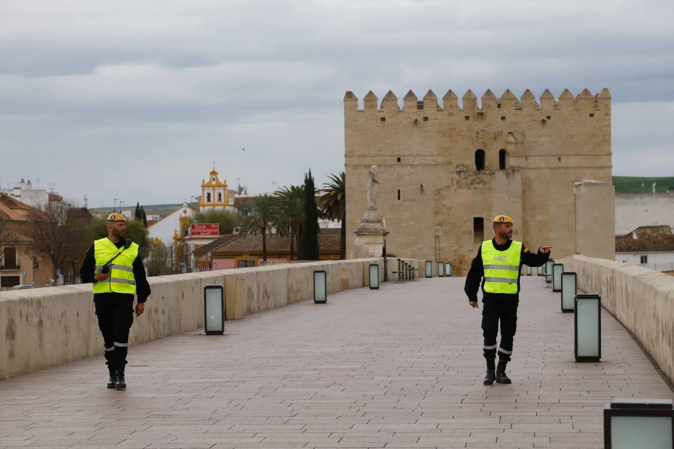 El despliegue de la UME en las arterias y monumentos de Córdoba, en imágenes