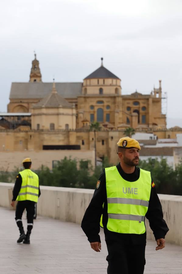 El despliegue de la UME en las arterias y monumentos de Córdoba, en imágenes