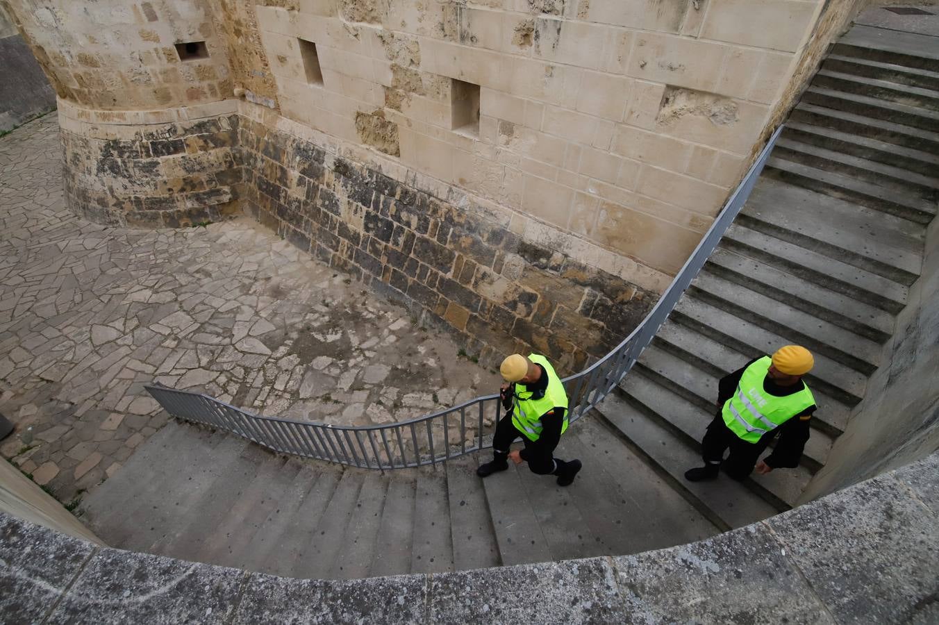 El despliegue de la UME en las arterias y monumentos de Córdoba, en imágenes