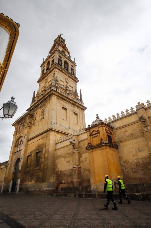 El despliegue de la UME en las arterias y monumentos de Córdoba, en imágenes