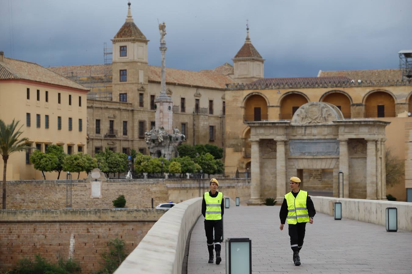 El despliegue de la UME en las arterias y monumentos de Córdoba, en imágenes