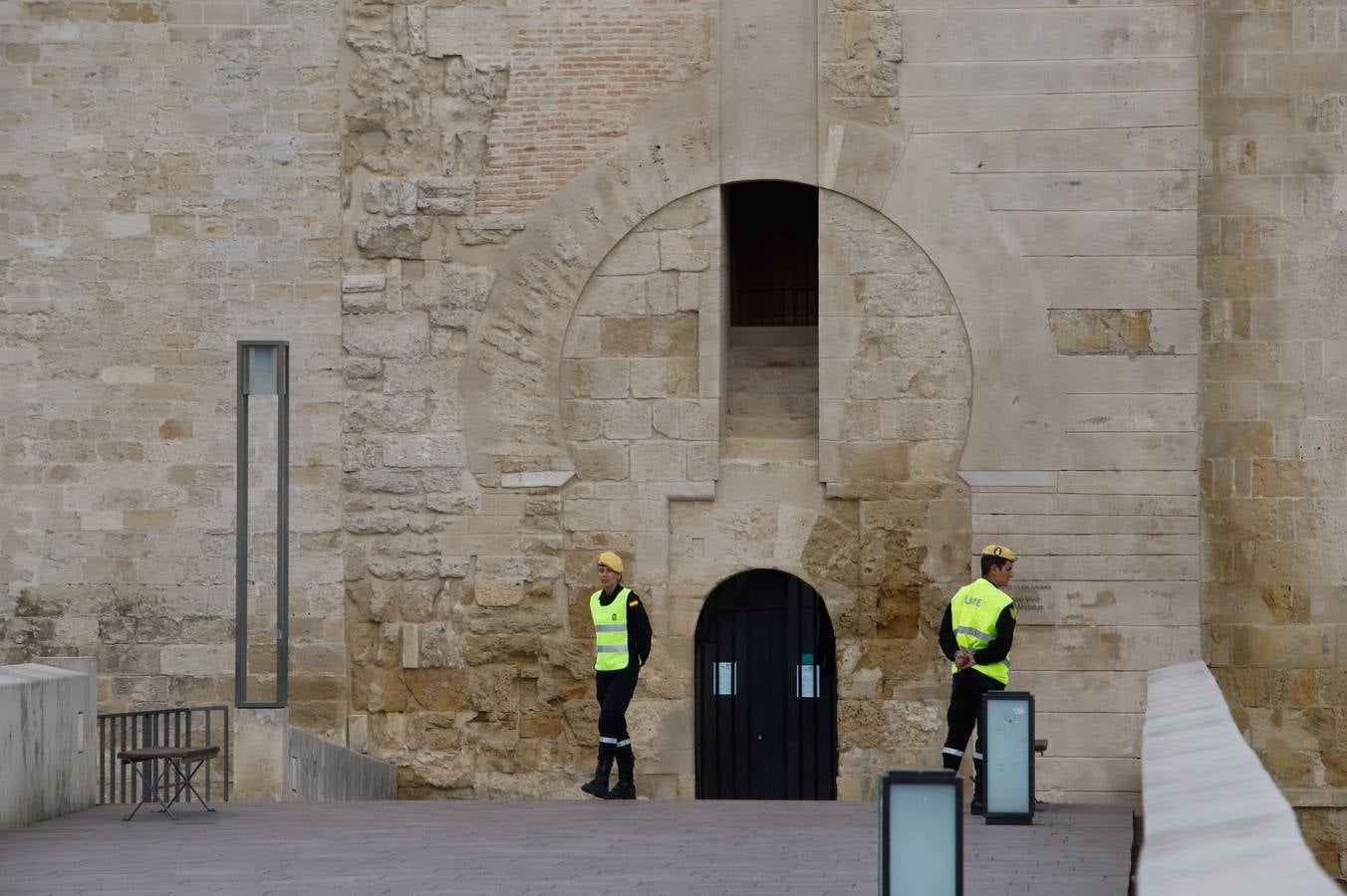 El despliegue de la UME en las arterias y monumentos de Córdoba, en imágenes