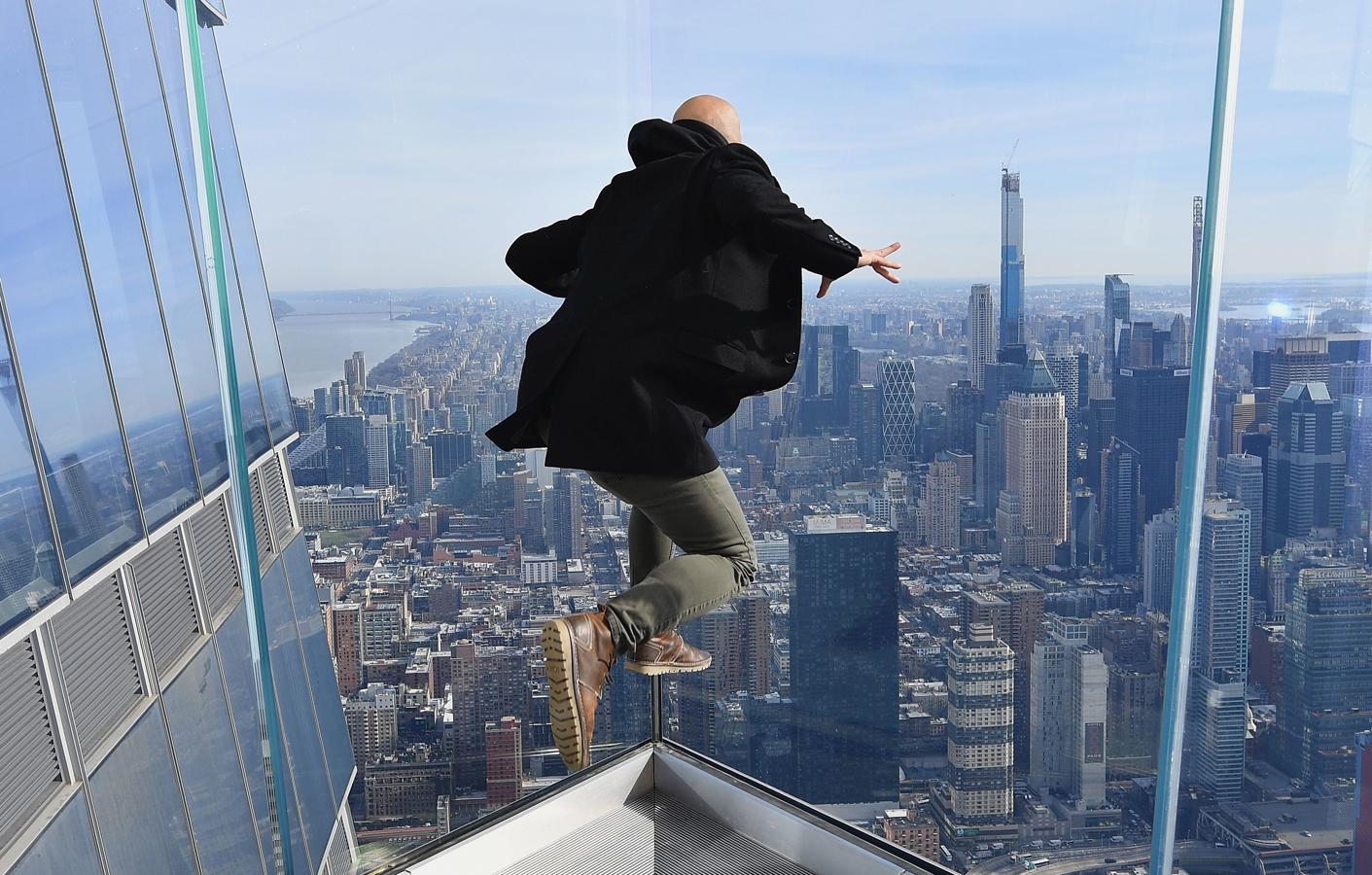 Surf sobre Manhattan. "Edge", un enorme balcón suspendido a 345 metros de altura sobre Manhattan, abrió sus puertas el 11 de marzo con la aspiración de convertirse en la nueva panorámica imprescindible de Nueva York y en medio de cautelas por la crisis del coronavirus.