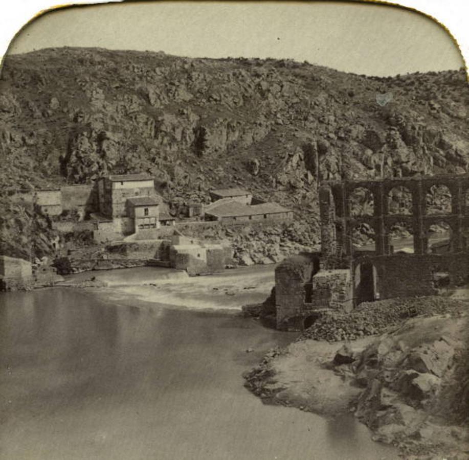 Molinos de San Servando fotografiados por Ernest Lamy hacia 1863. En primer término, los restos del Artificio de Juanelo. Colección Luia Alba. Archivo Municipal de Toledo. 