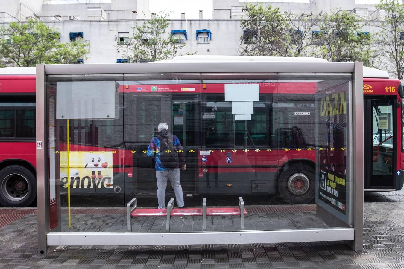 En imágenes, el coronavirus vacía los autobuses de Sevilla