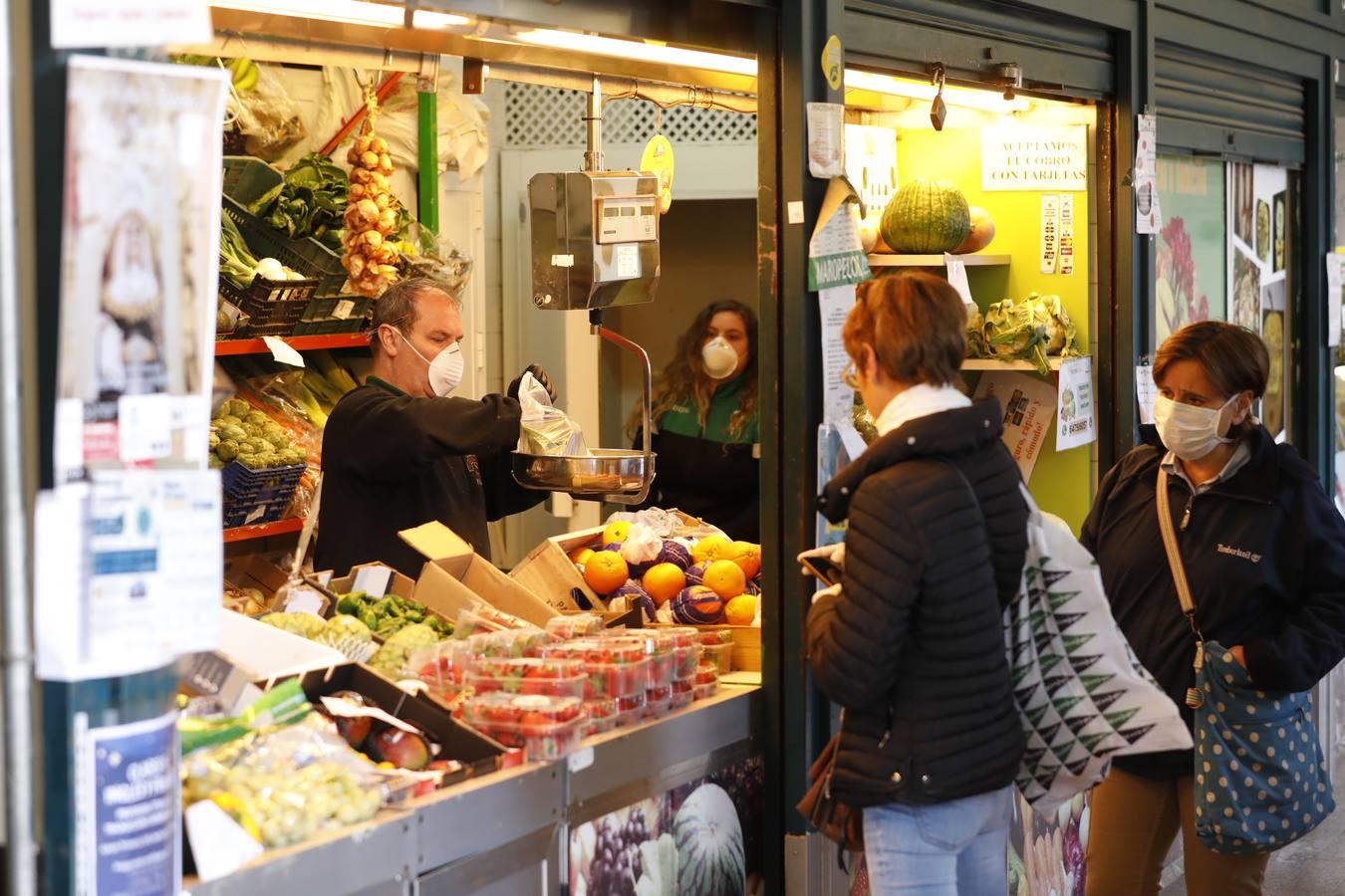 Las calles, mercados y quioscos de Córdoba con el coronavirus, en imágenes