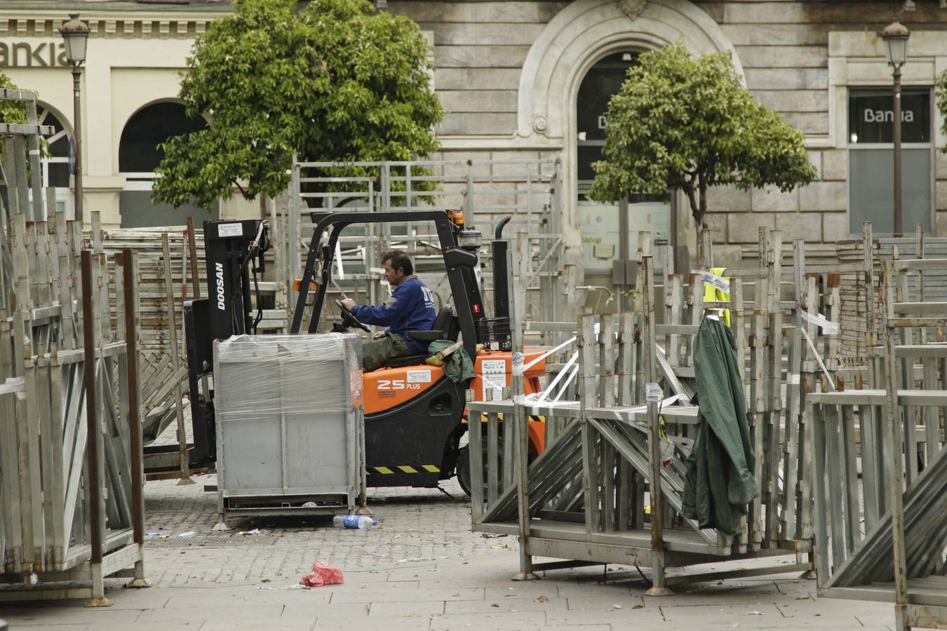 Coronavirus en Sevilla: en el trabajo, pese al Estado de alarma