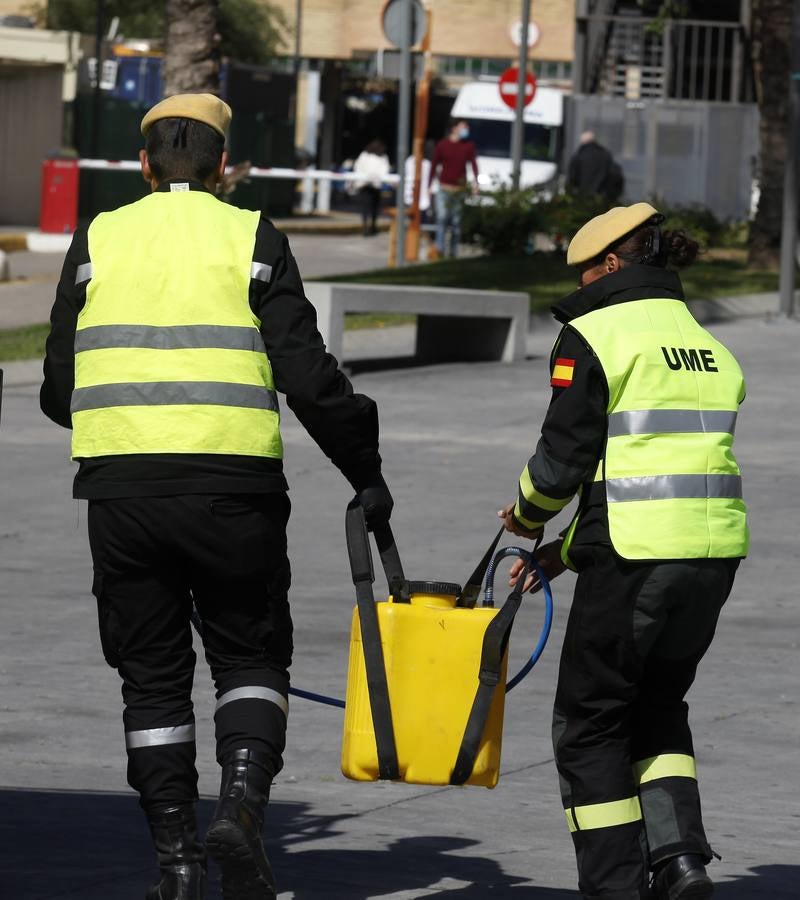 La UME desinfecta algunas instalaciones del Hospital Virgen del Rocío de Sevilla