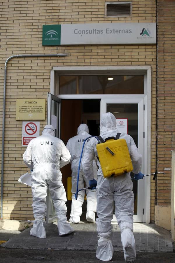 La UME desinfecta algunas instalaciones del Hospital Virgen del Rocío de Sevilla