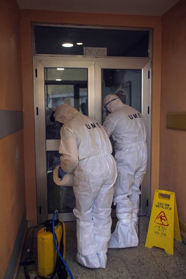 La UME desinfecta algunas instalaciones del Hospital Virgen del Rocío de Sevilla