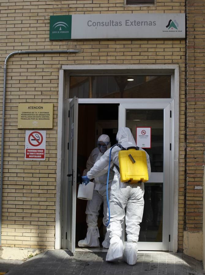 La UME desinfecta algunas instalaciones del Hospital Virgen del Rocío de Sevilla