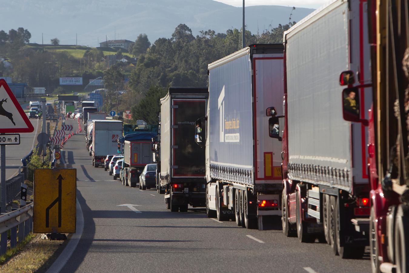 Tui. Largas colas de camiones en Tui para pasar a la localidad portuguesa de Valencia del Miño. El transporte de mercanías no se ha visto afectado con el fin de garantizar el suministro y el abastecimiento de productos esenciales