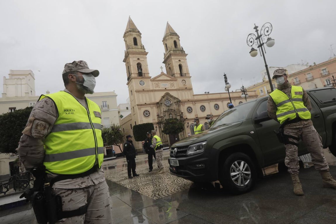 FOTOS: los militares patrullan las calles, estaciones y hospitales de la Bahía de Cádiz
