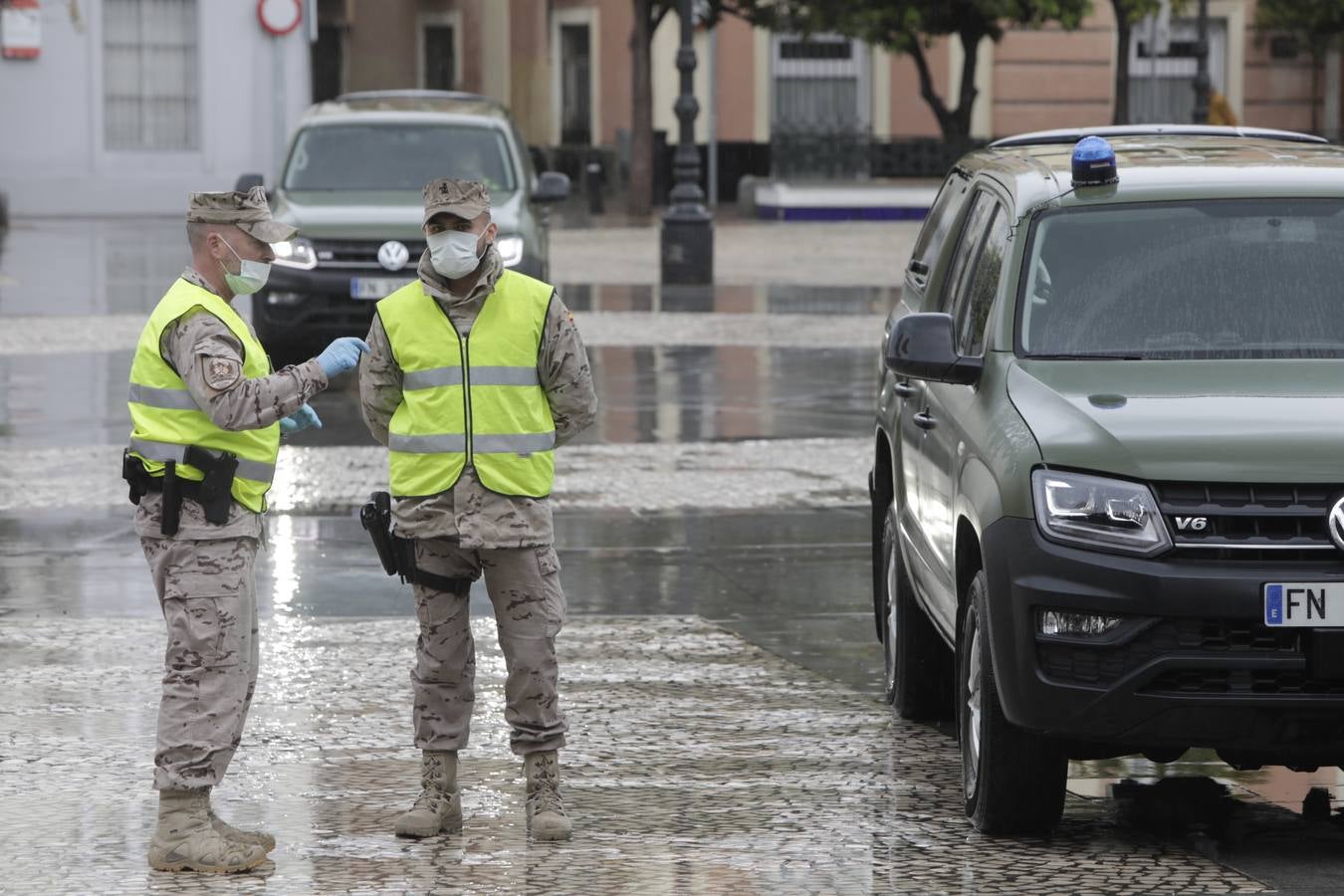 FOTOS: los militares patrullan las calles, estaciones y hospitales de la Bahía de Cádiz