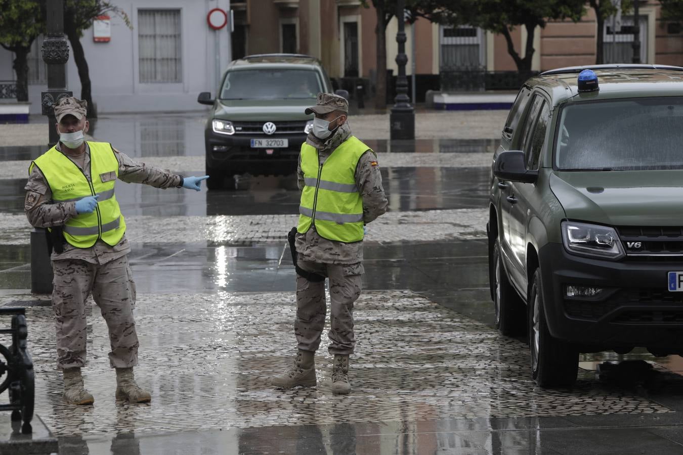 FOTOS: los militares patrullan las calles, estaciones y hospitales de la Bahía de Cádiz