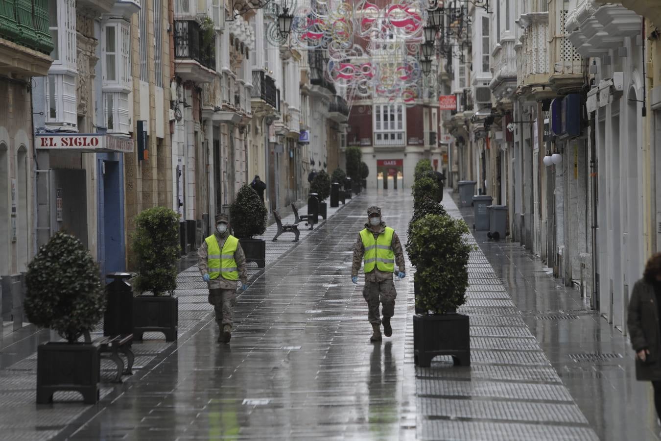 FOTOS: los militares patrullan las calles, estaciones y hospitales de la Bahía de Cádiz