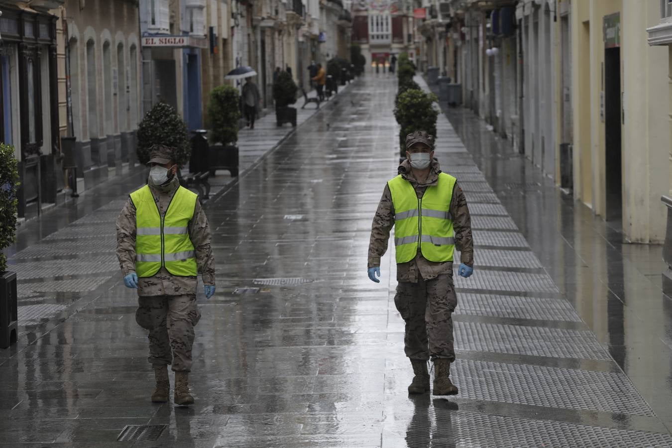 FOTOS: los militares patrullan las calles, estaciones y hospitales de la Bahía de Cádiz