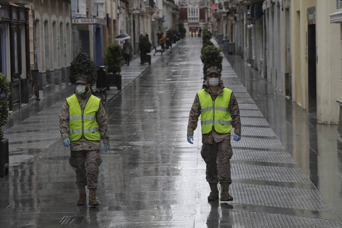 FOTOS: los militares patrullan las calles, estaciones y hospitales de la Bahía de Cádiz