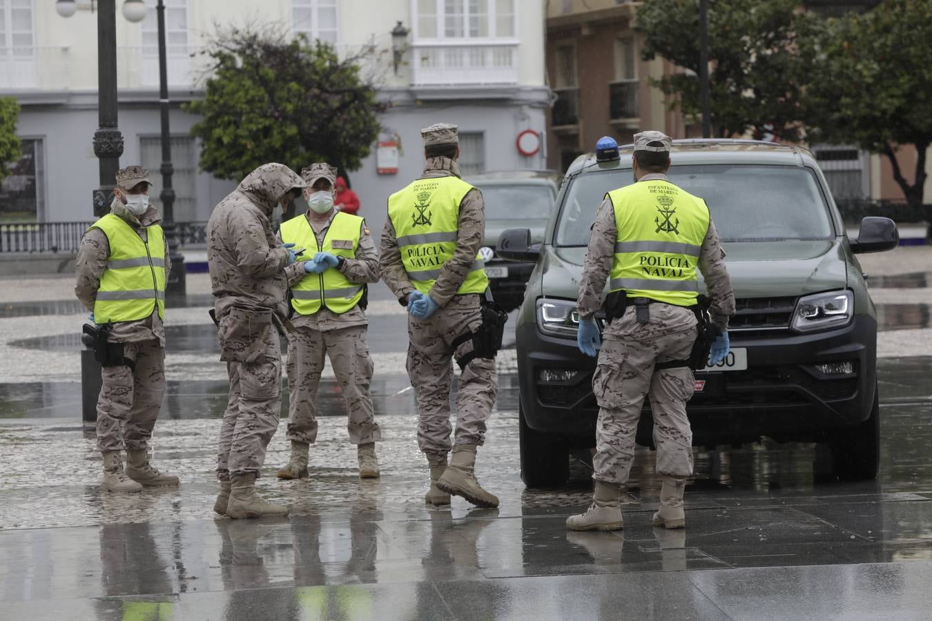 FOTOS: los militares patrullan las calles, estaciones y hospitales de la Bahía de Cádiz