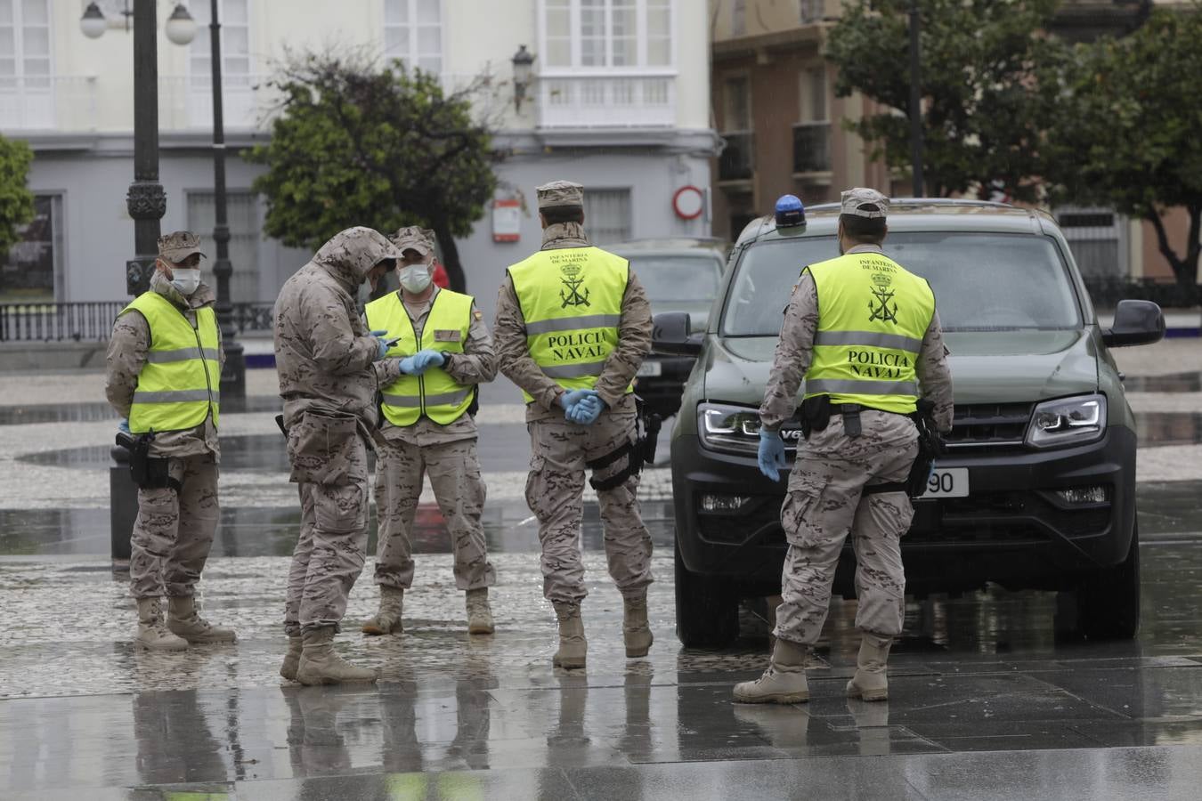 FOTOS: los militares patrullan las calles, estaciones y hospitales de la Bahía de Cádiz